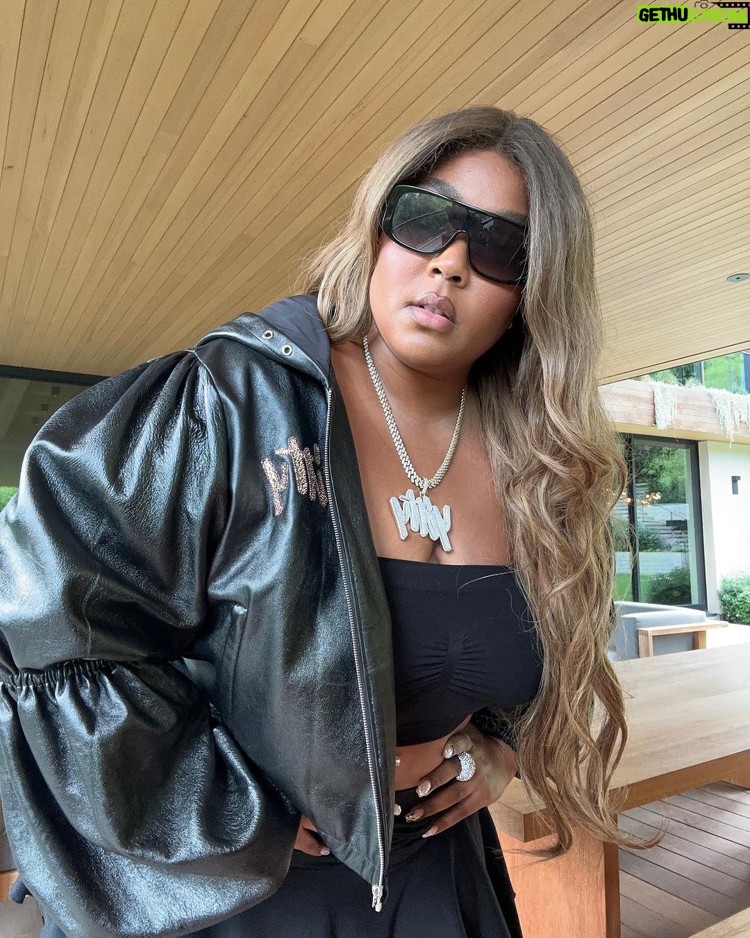 Lizzo Instagram - I can’t choose a cover photo🙆🏾♀️