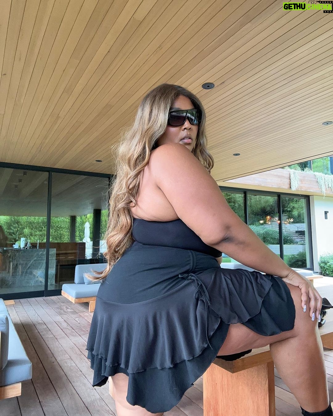 Lizzo Instagram - I can’t choose a cover photo🙆🏾♀️