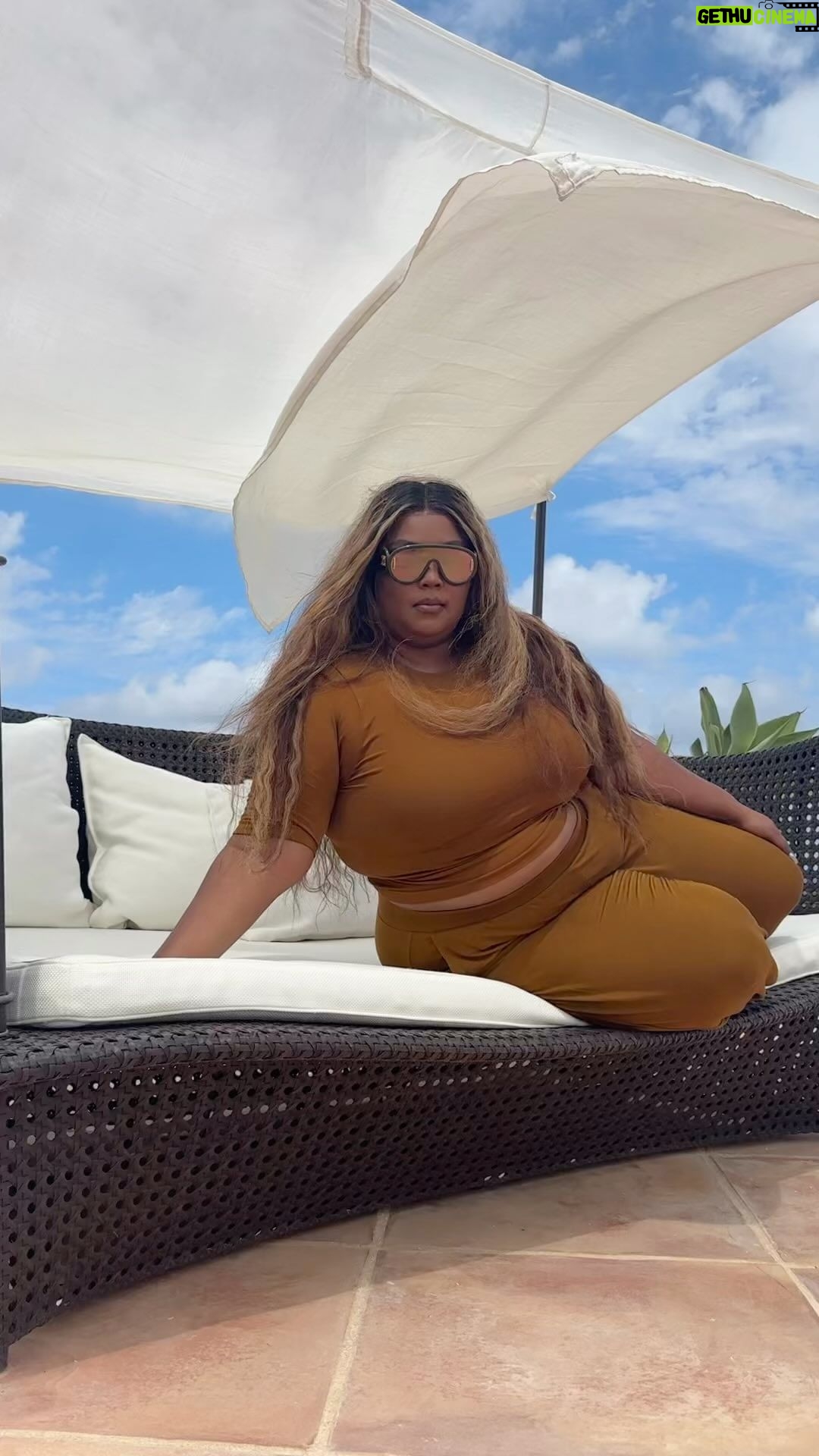 Lizzo Instagram - SMOOTH AS HELL IS HERE..!!! The comfy snatchy newest collection from @yitty !!! Lemme get these posts off yโall ๐ฎโ๐จ๐ฎโ๐จ๐ฎโ๐จ๐ฎโ๐จ๐ฎโ๐จ