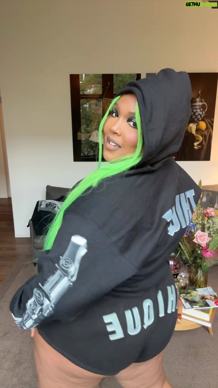 Lizzo Instagram - Dear big girlies going to renaissance tour— im in the xl in case y’all needed sizing🤗