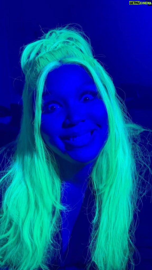 Lizzo Instagram - Glow n the dark hair for the Netherlands🧑🏾‍🎤🧑🏾‍🎤🧑🏾‍🎤 @theshelbyswain