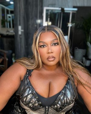 Lizzo Instagram - Mom DONT look at the 2nd slide — JUST LIKE THE 1st PIC and SCROLL AWAY 😫