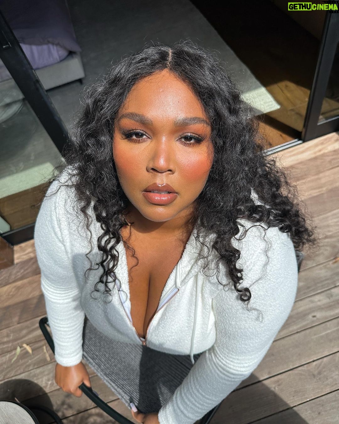 Lizzo Instagram - 🖐🏾NO ENERGY VAMPIRES ALLOWED🖐🏾 just vibessss @yitty