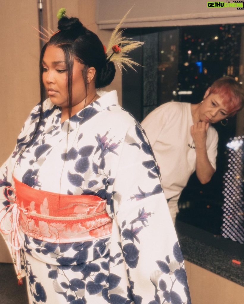 Lizzo Instagram - When @eriishizu told me her mother wanted to custom make a Yukata for me and Myke—I was so honored I couldn’t refuse. As a guest in Japanese culture I am in awe of the intricacies and detail that go into this garment. @fujito55 あなたはすごいです！ 💖Arigato gozaimasu 💖