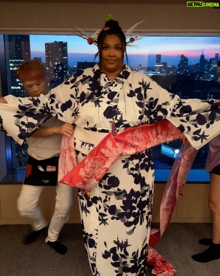 Lizzo Instagram - When @eriishizu told me her mother wanted to custom make a Yukata for me and Myke—I was so honored I couldn’t refuse. As a guest in Japanese culture I am in awe of the intricacies and detail that go into this garment. @fujito55 あなたはすごいです！ 💖Arigato gozaimasu 💖
