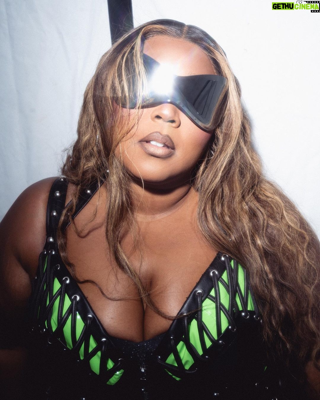 Lizzo Instagram - TRUE LIFE: I CANT STOP BEING PRETTY😫