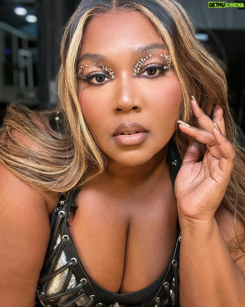 Lizzo Instagram - Mom DONT look at the 2nd slide — JUST LIKE THE 1st PIC and SCROLL AWAY 😫