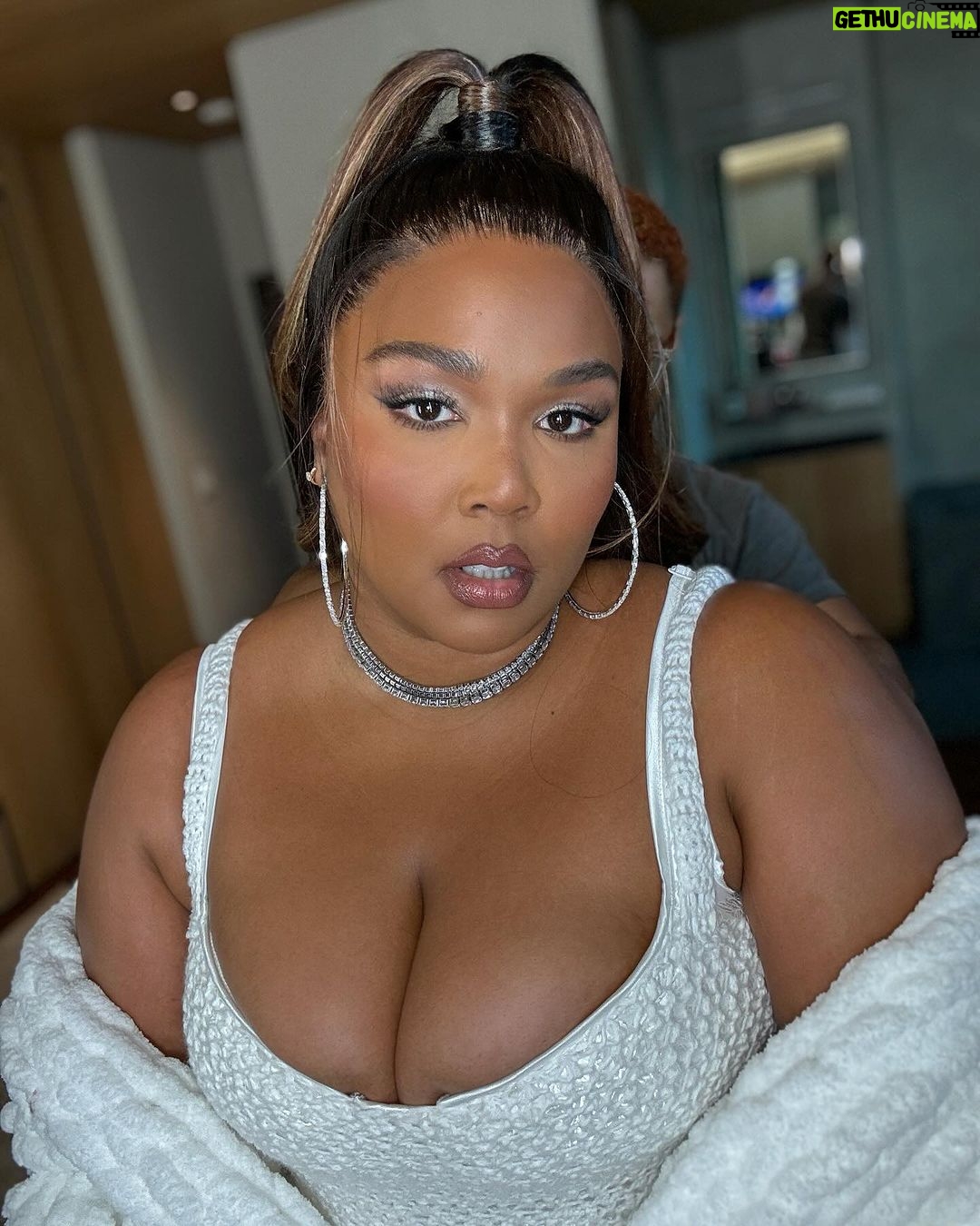 Lizzo Instagram - Posting this at 11pm on a Tuesday because my tits look good and it kinda liberating realizing none of this even matters 😇