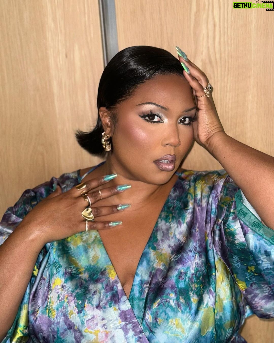 Lizzo Instagram - 🗣️Pussy so fat prolly gotta double chin 😘