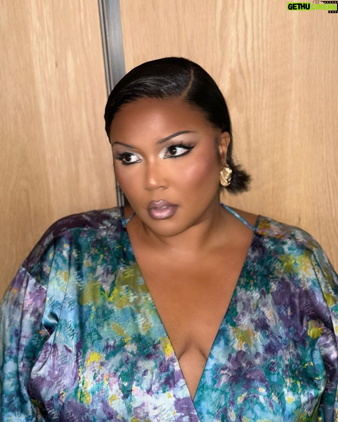 Lizzo Instagram - 🗣️Pussy so fat prolly gotta double chin 😘