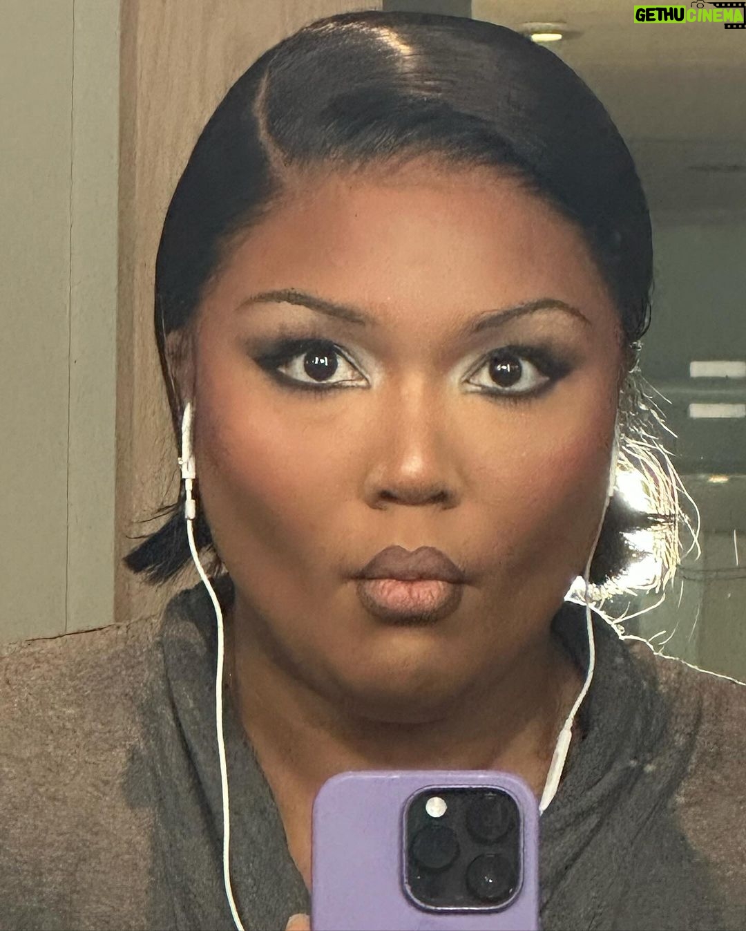 Lizzo Instagram - 🗣️Pussy so fat prolly gotta double chin 😘