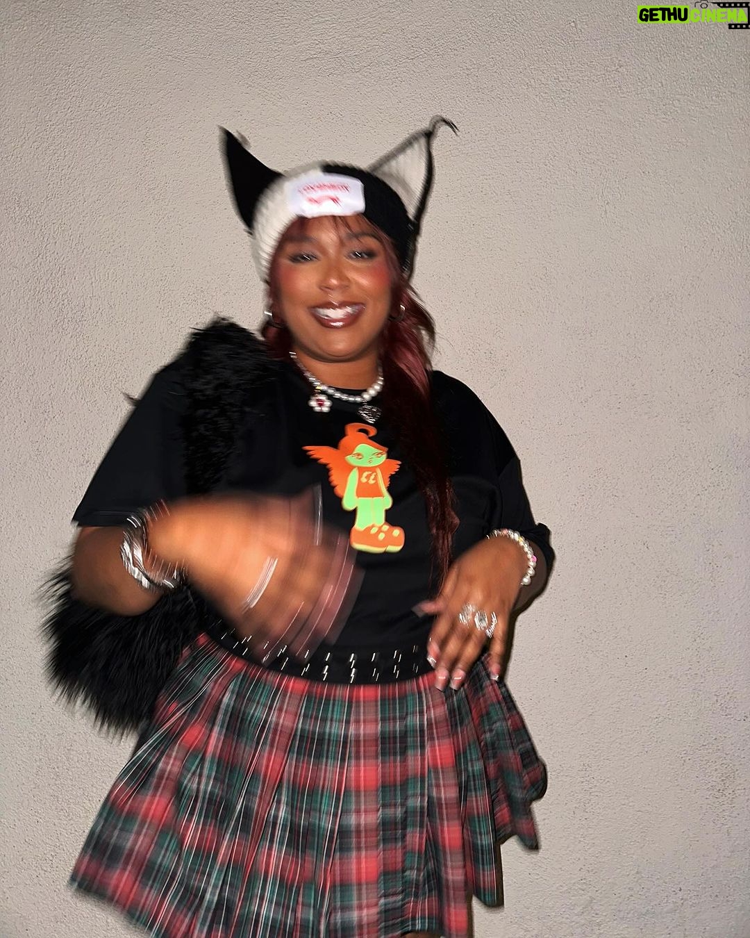 Lizzo Instagram - I PAY ATTENTION TO THINGS THAT MOST PEOPLE IGNORE 🫶🏾