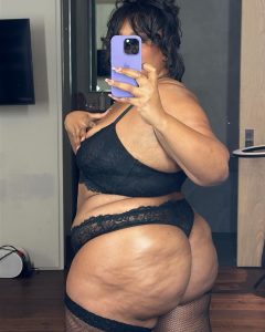 Lizzo Instagram - Y’all better not sleep on this lace lingerie from @yitty 😏