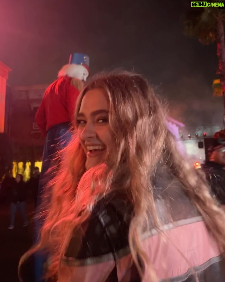 Lizzy Greene Instagram - thank youu @unistudios #HHN #ad