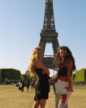 Lizzy Greene Instagram - just posted a new youtube vid ~~ link in bio🇫🇷🇫🇷thee girlies take on paris🇫🇷🇫🇷:,))) ˚ʚ♡ɞ˚ ㅤᵕ̈
