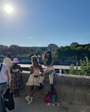 Lizzy Greene Instagram - just posted a new youtube vid ~~ link in bio🇫🇷🇫🇷thee girlies take on paris🇫🇷🇫🇷:,))) ˚ʚ♡ɞ˚ ㅤᵕ̈