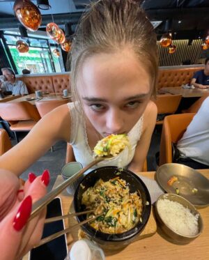 Lizzy Greene Instagram - just posted a new youtube vid ~~ link in bio🇫🇷🇫🇷thee girlies take on paris🇫🇷🇫🇷:,))) ˚ʚ♡ɞ˚ ㅤᵕ̈