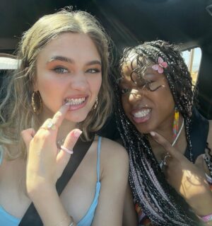 Lizzy Greene Instagram - bad bunny BEBÉ !! <3❤️‍🔥💅🏻🌞✨🌏‼️🦋💝🐰✅💛