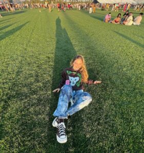 Lizzy Greene Instagram - bad bunny BEBÉ !! <3❤️‍🔥💅🏻🌞✨🌏‼️🦋💝🐰✅💛 Coachella