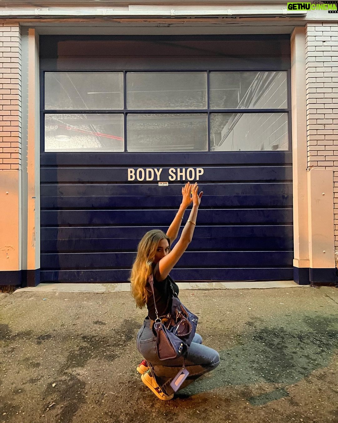 Lizzy Greene Instagram - city life is the life for meeee~❤️🔥