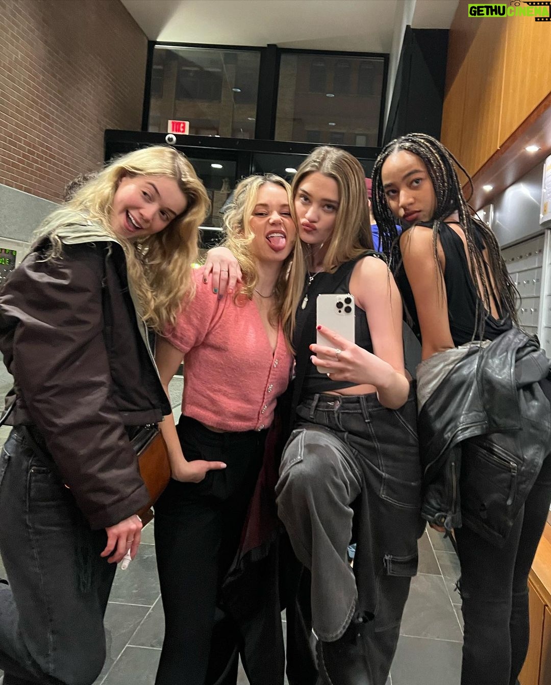 Lizzy Greene Instagram - city life is the life for meeee~❤️🔥
