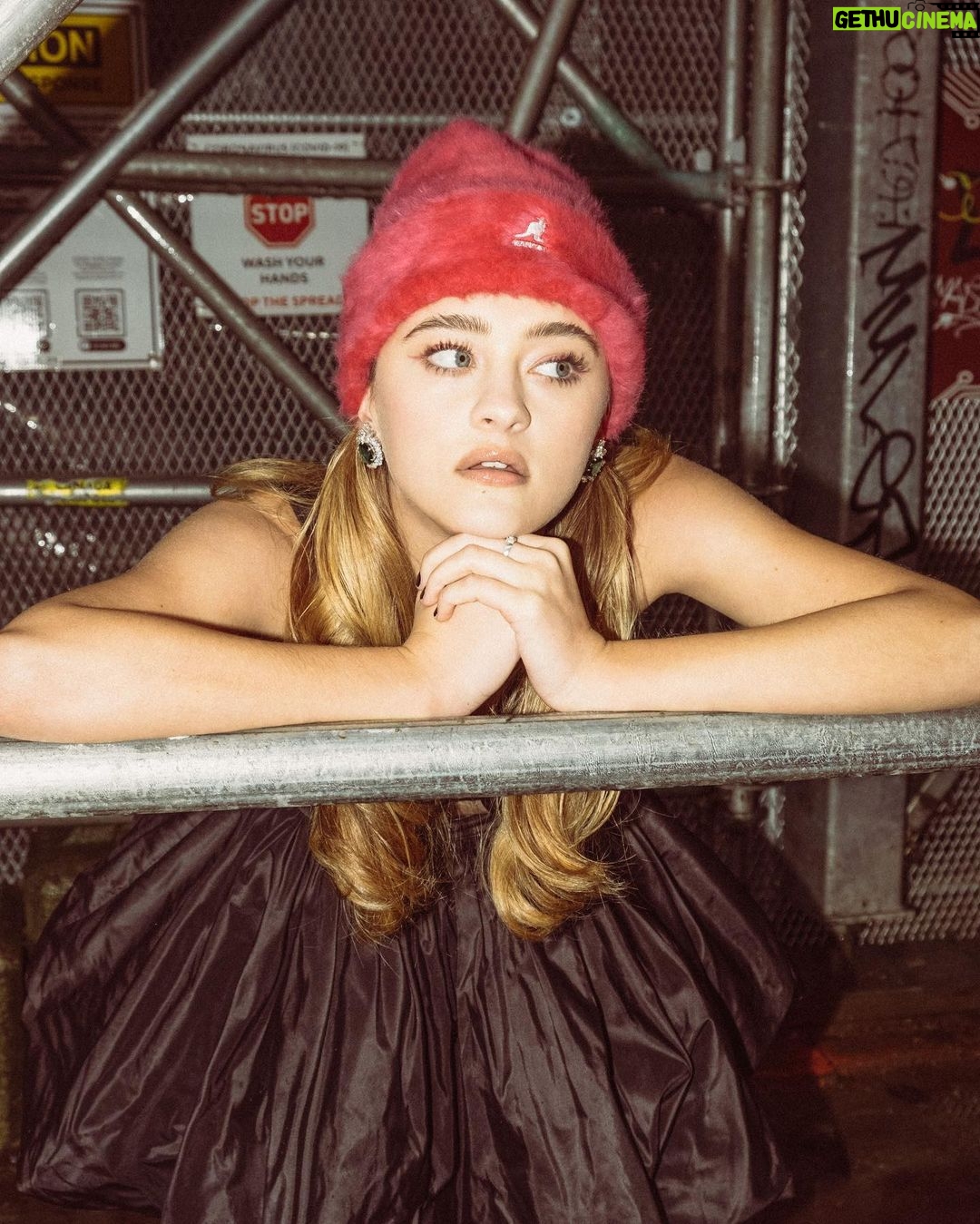 Lizzy Greene Instagram - Piece of @cakemagazine 💖🎂💐🌘🫖💌 thanks for letting me play Mary Poppins in the middle of the city. shot by @trevorbrady1 styling @mackenzierose h&m @carla_sahagun assist @yohanjkim bts @dylan_wolfe #theartist