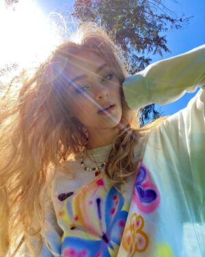 Lizzy Greene Instagram - How wonderful life is while you're in the world🕺🏼🕺🏼💫