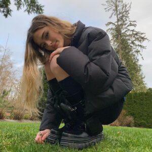 Lizzy Greene Instagram - happy new year! and cheers to never seeing 2020 again💐 grateful for everyone of you. and also very grateful for a year with dak ૮ ˘ﻌ˘ ა (ps, posted a new youtube video, link in bio😷)