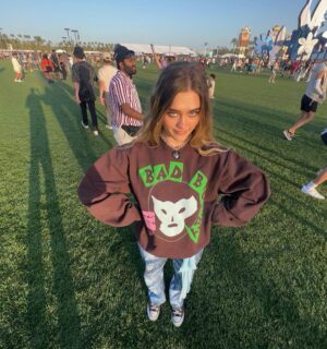 Lizzy Greene Instagram - bad bunny BEBÉ !! <3❤️‍🔥💅🏻🌞✨🌏‼️🦋💝🐰✅💛