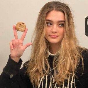 Lizzy Greene Instagram - 🍪posted a new yt videoo ~ link in bio🍪