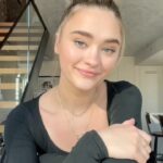 Lizzy Greene Instagram - Getting an updated vaccine helps everyone! Check out the link in my stories to find a vaccine site near you🌷#WeCanDoThis #ad Paid partnership with @hhsgov