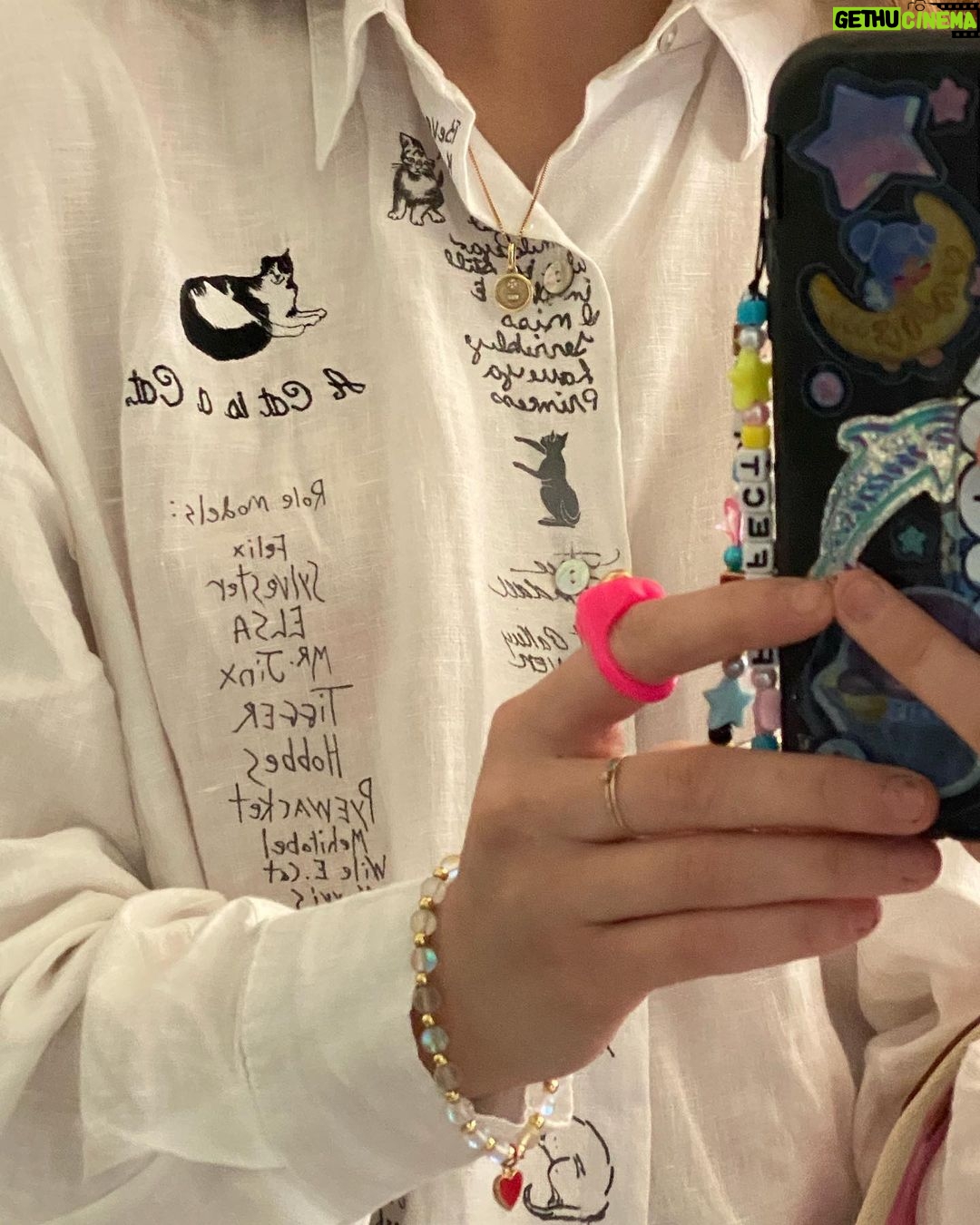 Lizzy Greene Instagram - πthis is my moms shirt from the 80sππββ¬