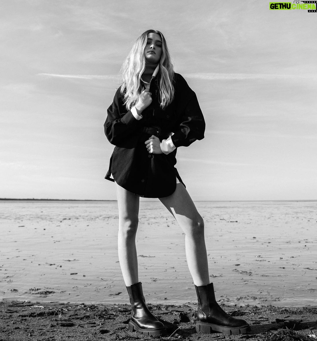 Lizzy Greene Instagram - I always dress like this at the beach :)🧛🏼♀️ @cheysham