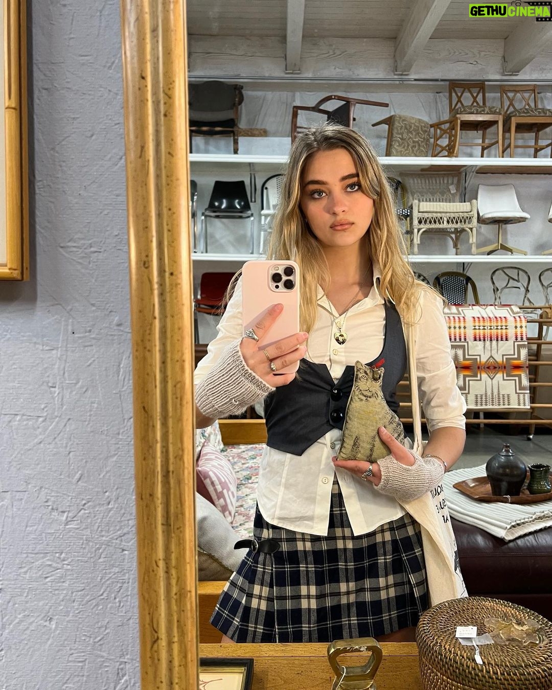 Lizzy Greene Instagram - 🐈⬛🐈⬛🐈⬛its twilight season♡ Portland, Oregon