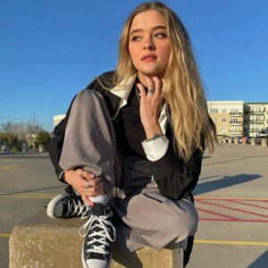 Lizzy Greene Instagram - 🤟🏼👁👄👁