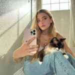Lizzy Greene Instagram - 💞𝒻𝒶𝓂𝒾𝓁𝓎 𝓉𝒾𝑒𝓈🐈🤝🏼🐈‍⬛