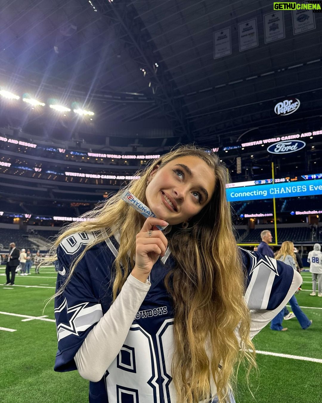 Lizzy Greene Instagram - thank you @dallascowboys + @advocare for making me and my familys ENTIRE year. ive never been to a game and this was truly the most incredible experience. 11-5, still coming out strong💪 #ad #dezcaughtit