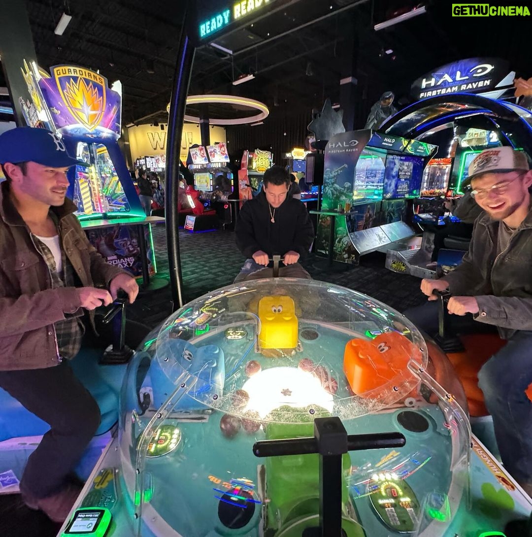 Lizzy Greene Instagram - the year of learning laughing evolving and being grateful for all this life has to give !!! :) π§Έπͺ½β€οΈβπ©Ήβ€οΈβπ©ΉπΈβ¨β¨βοΈπͺ·ππβ
οΈβ
οΈπ