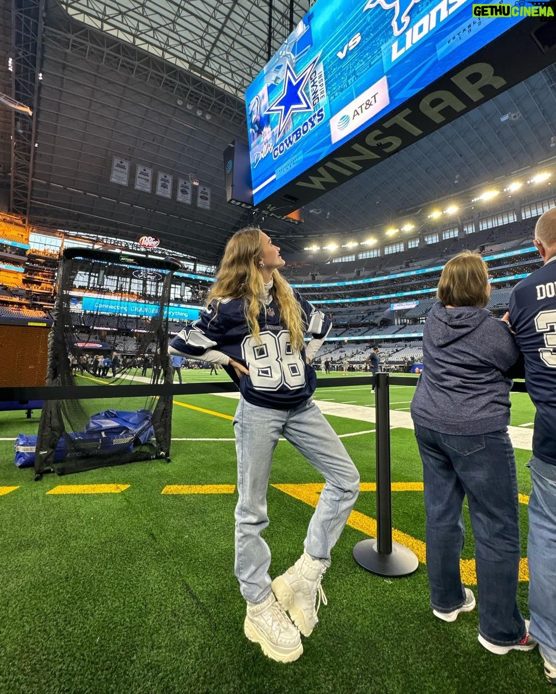 Lizzy Greene Instagram - thank you @dallascowboys + @advocare for making me and my familys ENTIRE year. ive never been to a game and this was truly the most incredible experience. 11-5, still coming out strong💪 #ad #dezcaughtit