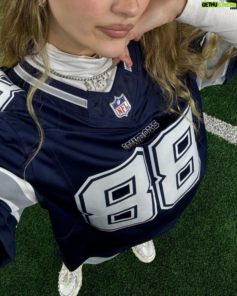 Lizzy Greene Instagram - thank you @dallascowboys + @advocare for making me and my familys ENTIRE year. ive never been to a game and this was truly the most incredible experience. 11-5, still coming out strong💪 #ad #dezcaughtit