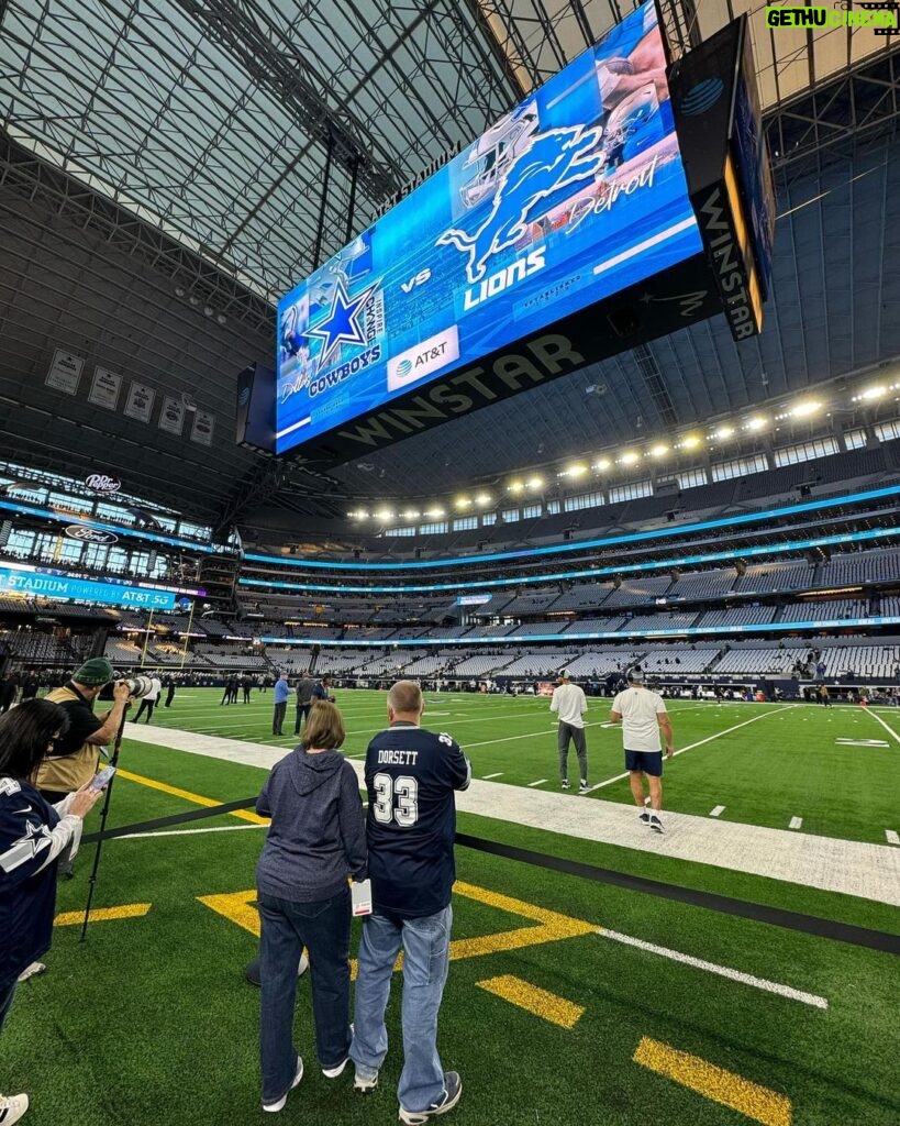 Lizzy Greene Instagram - thank you @dallascowboys + @advocare for making me and my familys ENTIRE year. ive never been to a game and this was truly the most incredible experience. 11-5, still coming out strong💪 #ad #dezcaughtit
