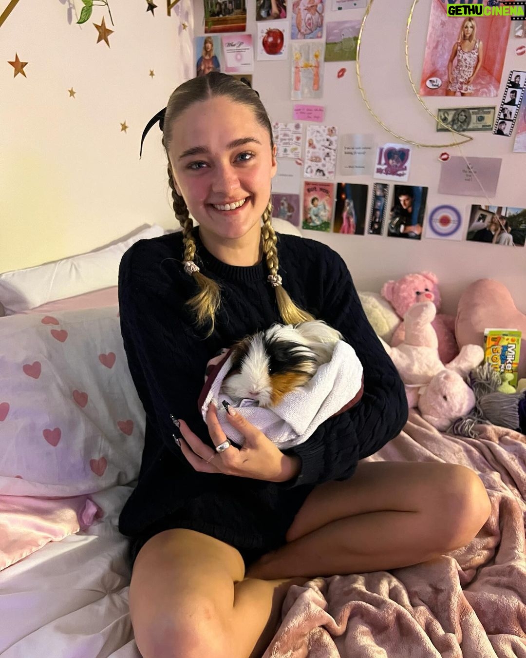 Lizzy Greene Instagram - 1-800 grl wrldššš©µš¦