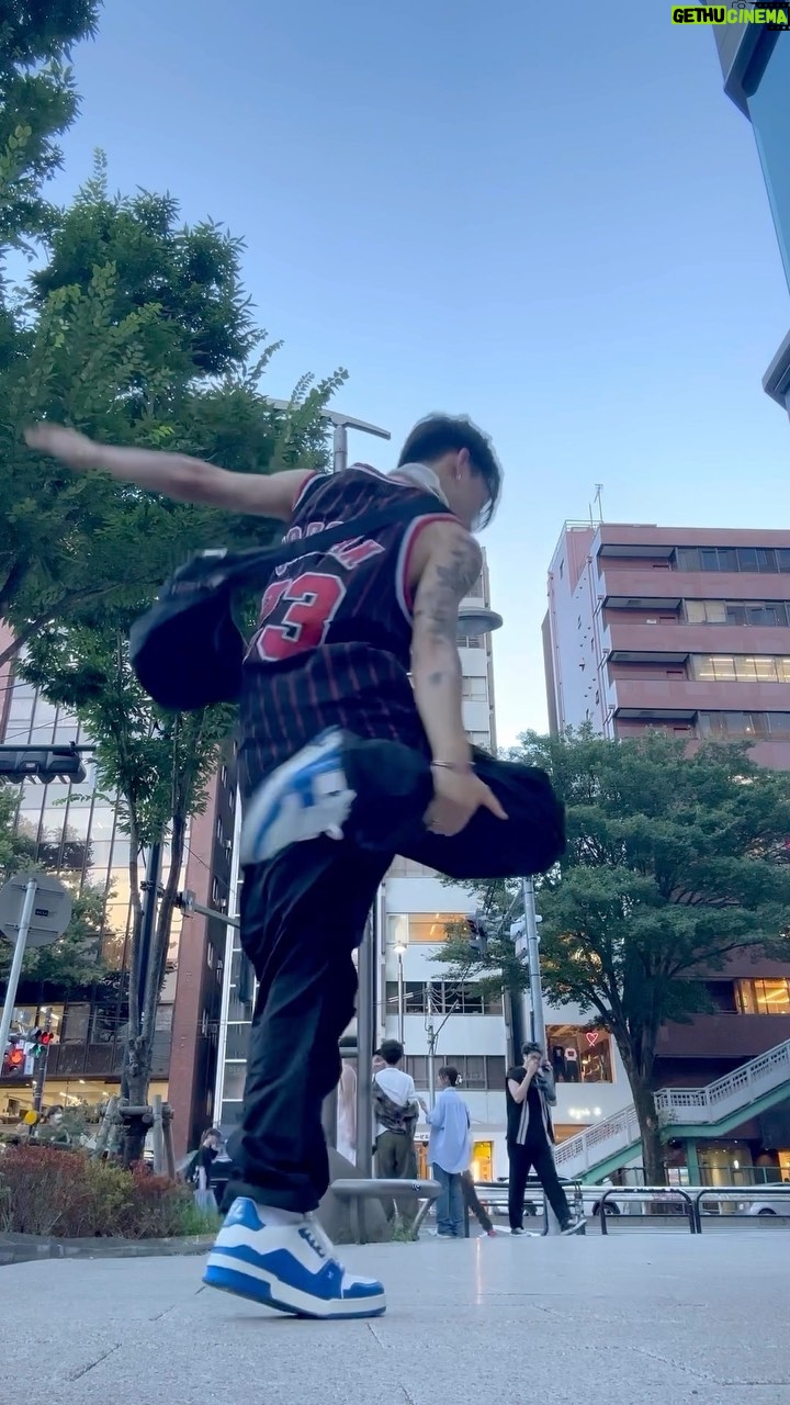 Loco Instagram - 대박 멋있어여 구성씨 감사합니다😫🩵 나는 틀렸어.. 유겸아 가능..!? @yugyeom #챌린지포기 #INYLchallenge #거울모드