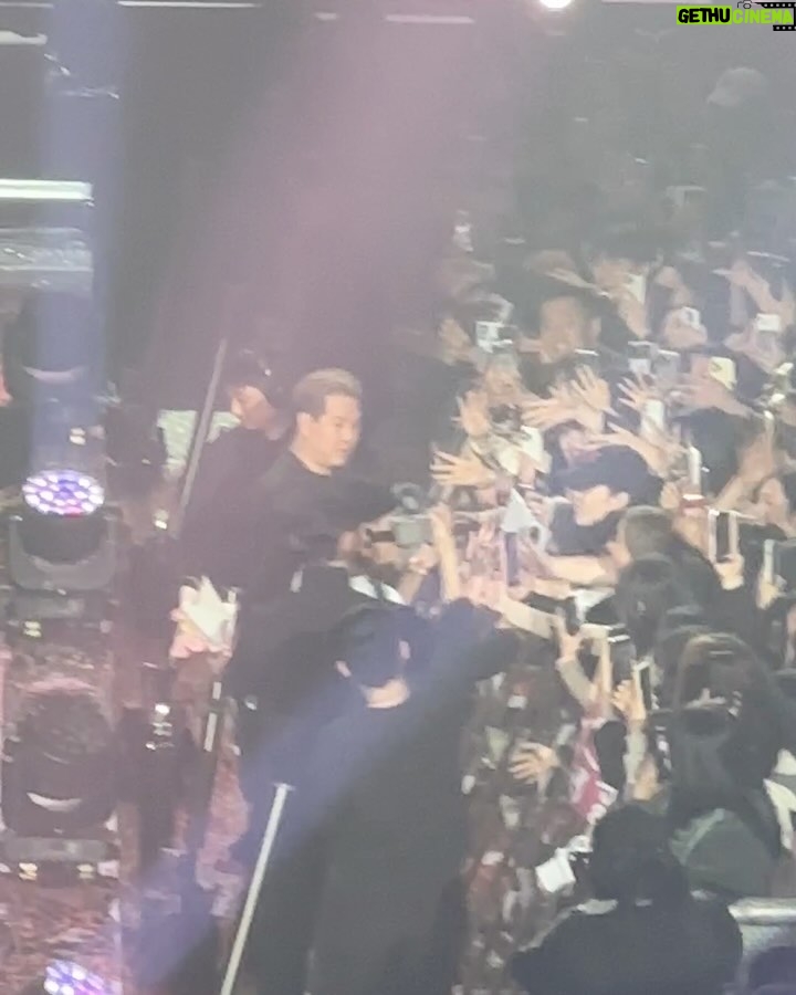 Loco Instagram - 실감이 안난다.. 여러분 너무 너무 감사합니다😮💨🩵 #ALLINEED (1)