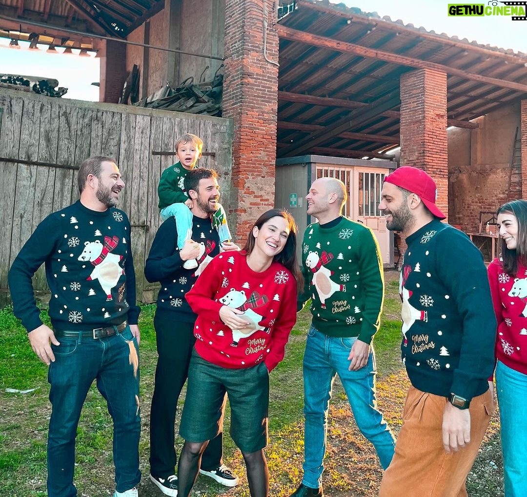 Lodovica Comello Instagram - L’International Jumper Day acquista un significato più speciale se puoi condividerlo con i tuoi amici indossando il Christmas Jumper di OVS per Save The Children ❤️ Quanti come noi oggi?? #ChristmasJumperDay #adv @ovspeople @savethechildrenitalia