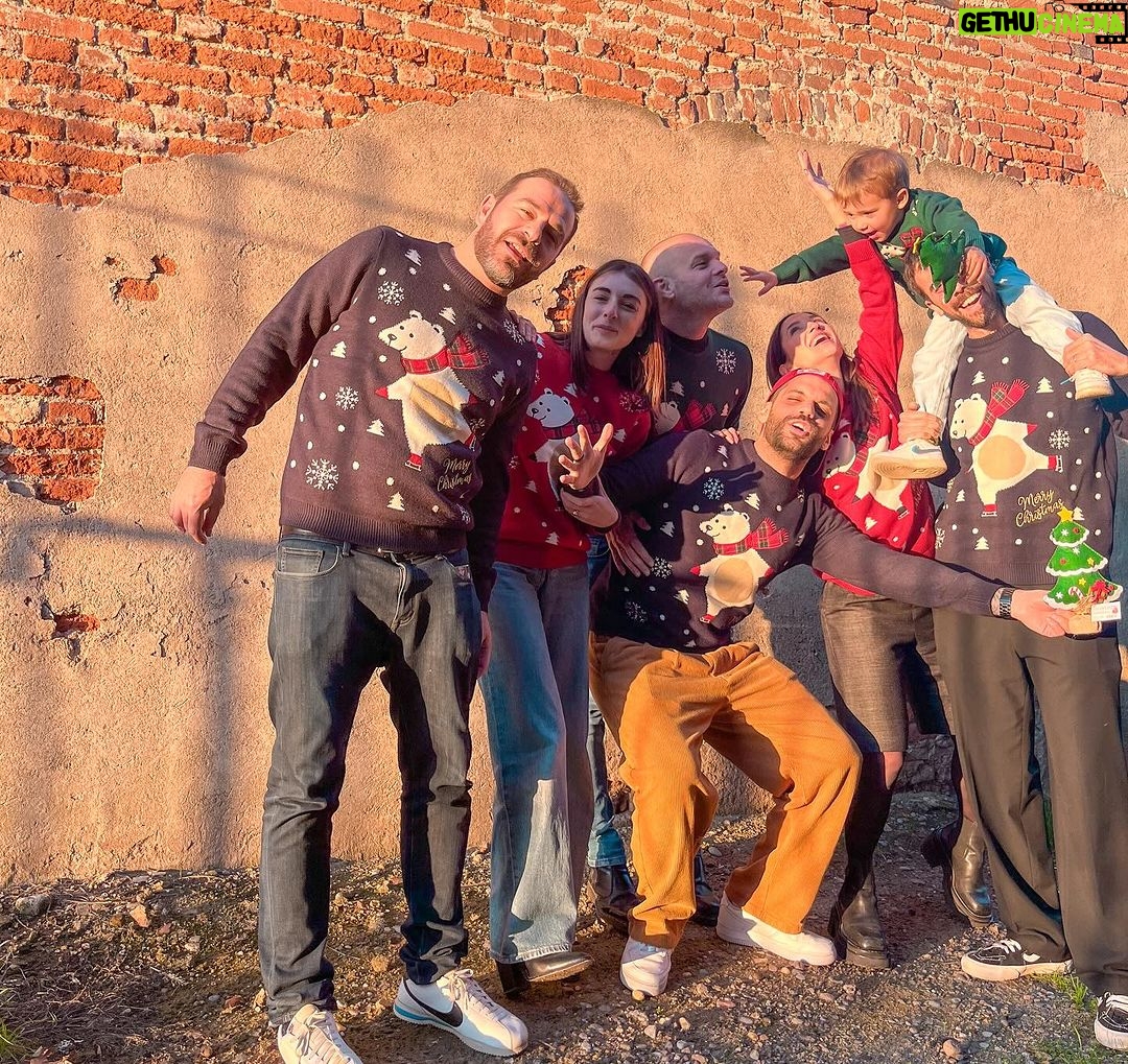 Lodovica Comello Instagram - L’International Jumper Day acquista un significato più speciale se puoi condividerlo con i tuoi amici indossando il Christmas Jumper di OVS per Save The Children ❤️ Quanti come noi oggi?? #ChristmasJumperDay #adv @ovspeople @savethechildrenitalia