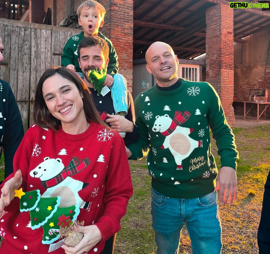 Lodovica Comello Instagram - L’International Jumper Day acquista un significato più speciale se puoi condividerlo con i tuoi amici indossando il Christmas Jumper di OVS per Save The Children ❤️ Quanti come noi oggi?? #ChristmasJumperDay #adv @ovspeople @savethechildrenitalia