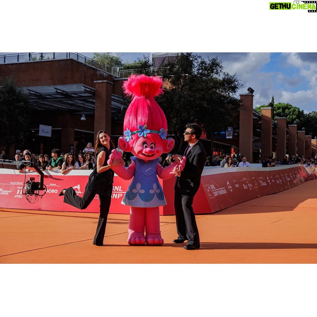 Lodovica Comello Instagram - Sabato la presentazione di #Trolls3 alla Festa del Cinema di Roma Γ© stata speciale ππΌ Grazie a tutti quelli che sono venuti, grazie @universalpicturesita per questo viaggio meraviglioso. Ed ora: pop corn alla mano, e ci vediamo al cinema! πΏπ₯ Special thanks: @terryterry82 MUA @samanta_pardini look: @michaelkors @damianiofficial @jimmychoo Auditorium Parco Della Musica Roma