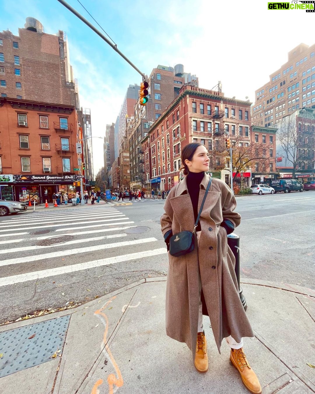 Lodovica Comello Instagram - High five, Santa! 🙌🏻 New York City , America
