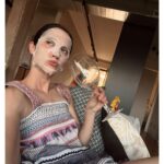 Lodovica Comello Instagram - Random di questa mia prima settimana solitaria a Milano: - selfie banalissimo sul taxi perchè mi piacevo 💁🏻‍♀️ - Ciao ciao amore della mamma fai il bravo 🐻💔 - Cin, Terryn! @terryterry82 - dura la vita - linguine branzino e limone 🍋 - ero depressa comprato scarpe nuove Milan, Italy